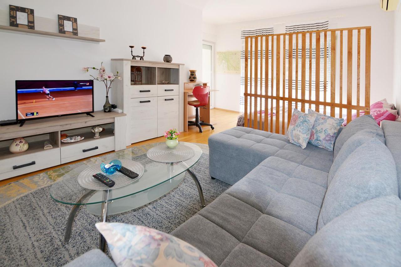 Lungo Mare Apartment With Terrace Пула Екстериор снимка
