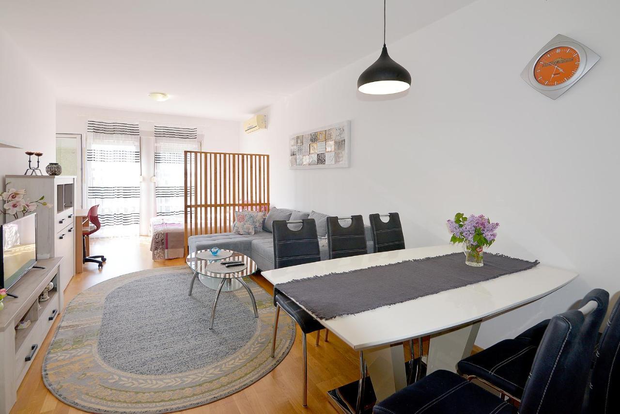 Lungo Mare Apartment With Terrace Пула Екстериор снимка