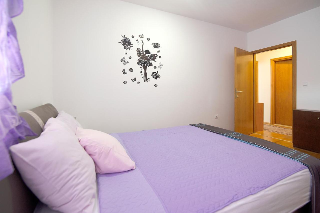 Lungo Mare Apartment With Terrace Пула Екстериор снимка