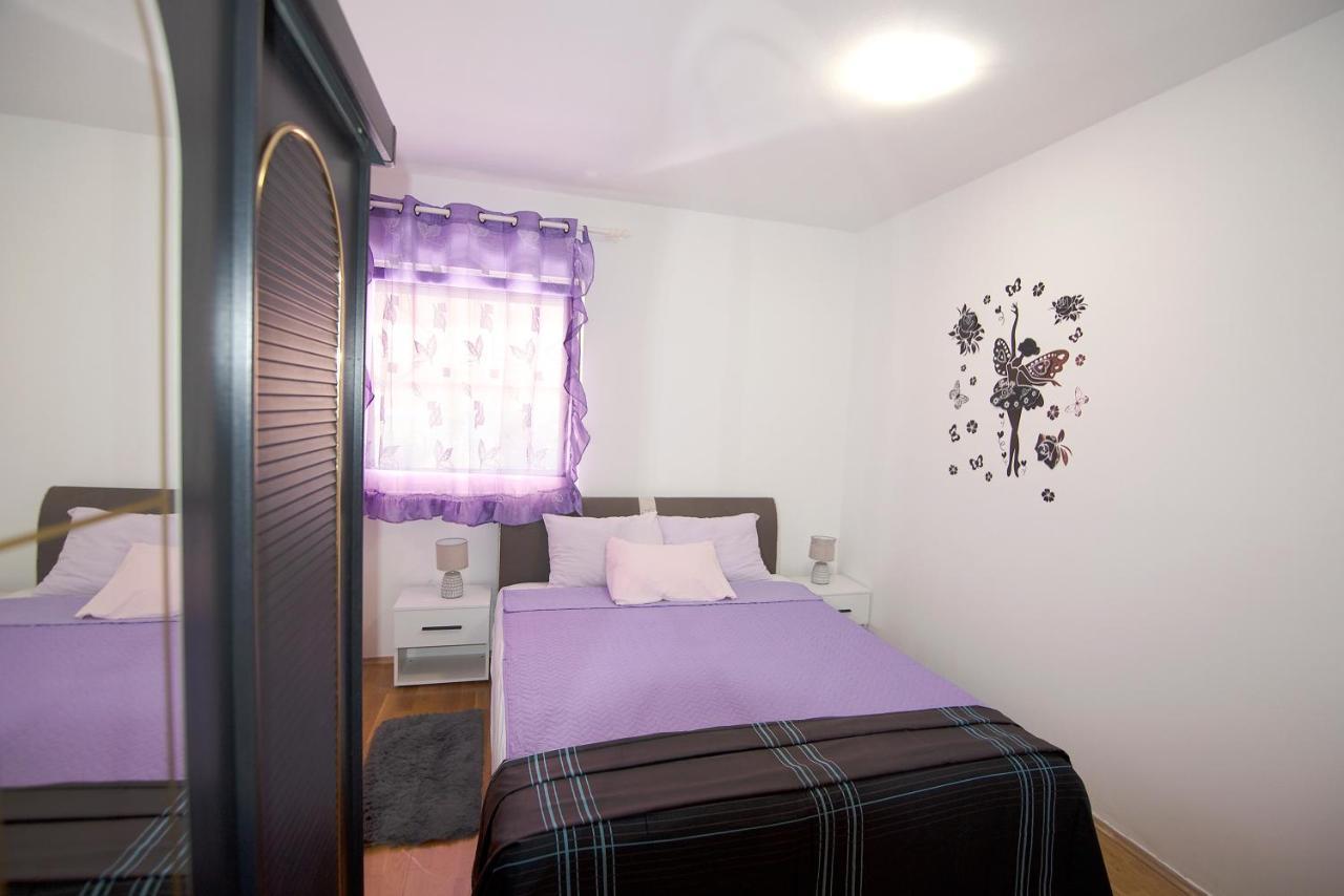 Lungo Mare Apartment With Terrace Пула Екстериор снимка
