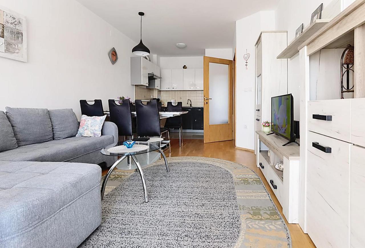 Lungo Mare Apartment With Terrace Пула Екстериор снимка